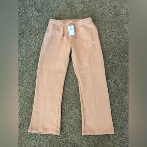 Women’s standard fit mid rise Nike sweatpants nwt brand new large baggy